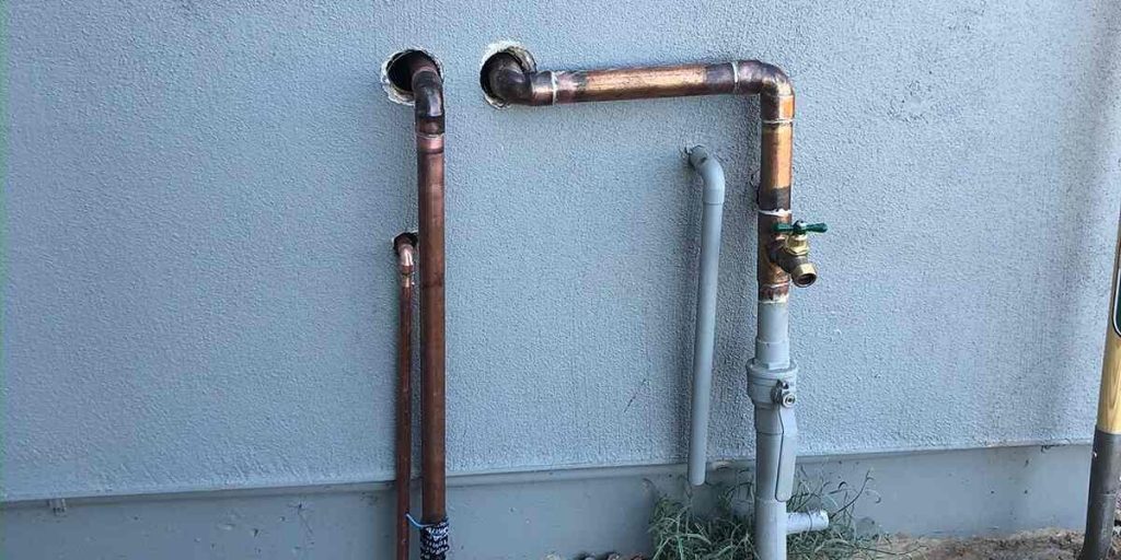 Should I Turn Off the Water if the Pipes Are Frozen?